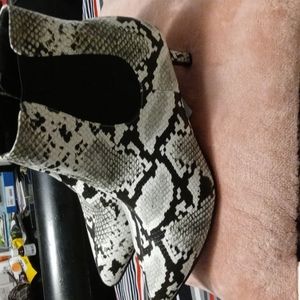 Ladies faux snake skin boots size 11 medium br